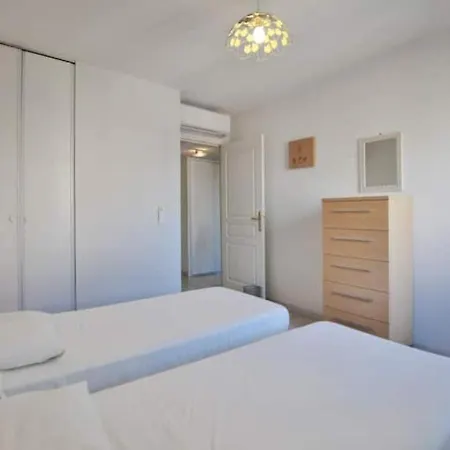 Апартаменты Charming Two-bedroom With Balcony And Garage By The Marina